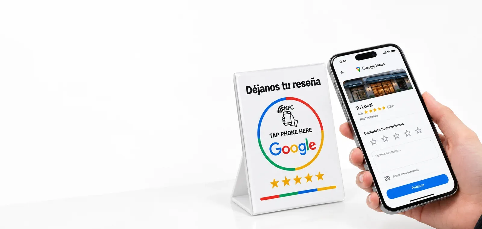 El expositor de reseñas sobre un mostrador y, al lado, un cliente con el móvil en la ficha de Google del negocio, puntuando con estrellas
